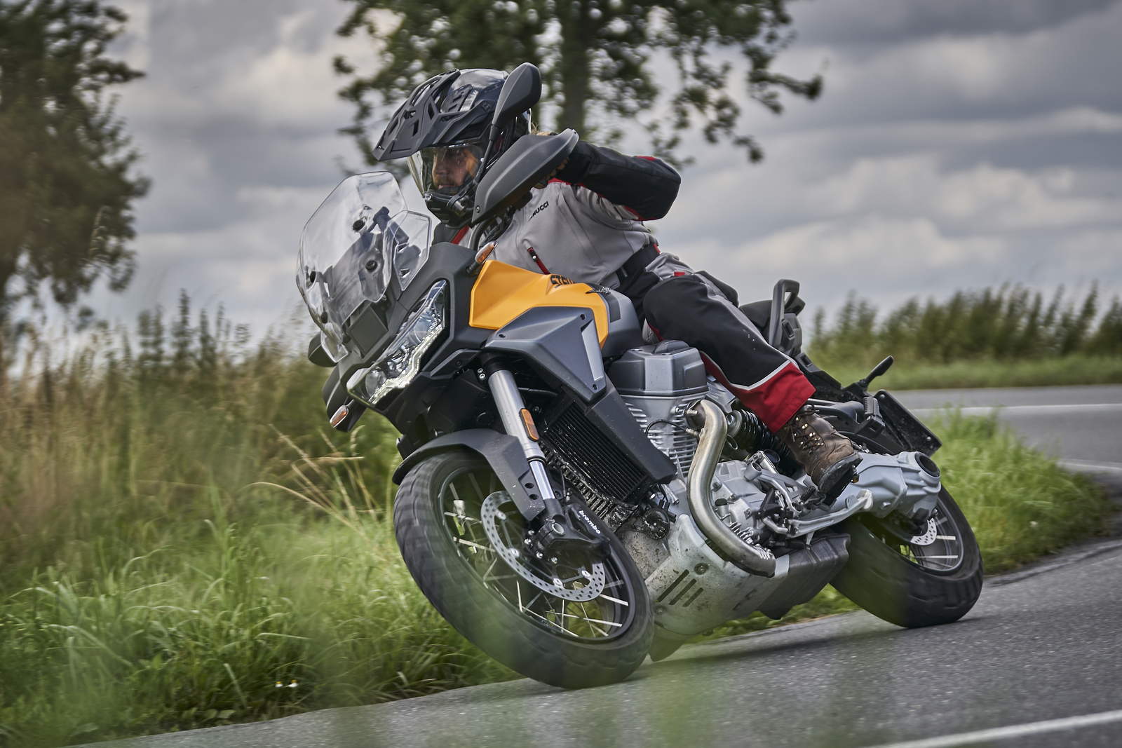 Honda Africa Twin CRF 1100 vs Moto Guzzi Stelvio